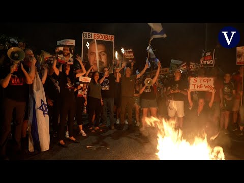 Manifestantes antigubernamentales cortan una carretera en Tel Aviv y exigen un alto el fuego en Gaza