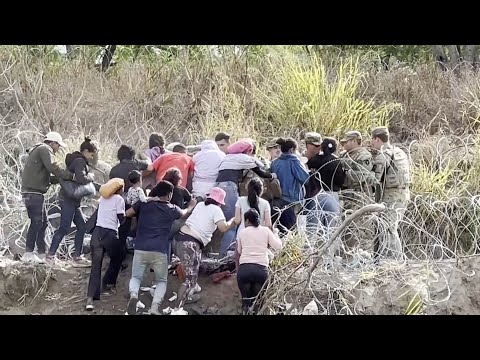 Migrantes derriban a la Guardia Nacional y el cerco de púas en la frontera de México-EEUU