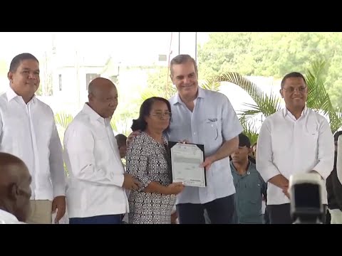 Presidente Abinader entrega 1,060 títulos de propiedad en Villa Central de Barahona