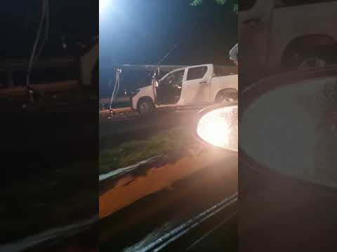 Conductor de camioneta Hilux sufre accidente al impactar contra un poste de tendido eléctrico
