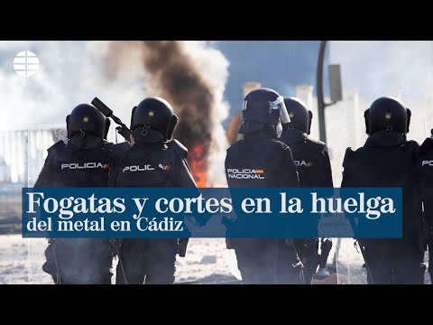 Fogatas y cortes de tráfico en primeras horas de huelga del metal en Cádiz