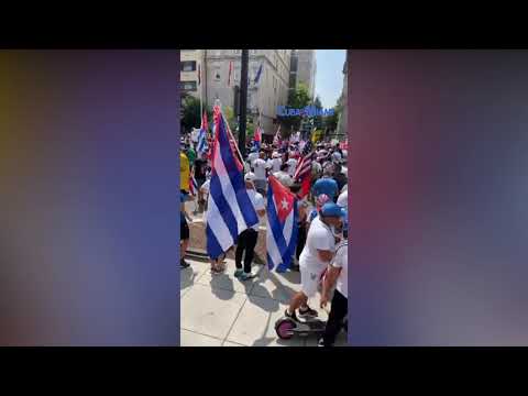 Cubanos protestan frente a la embajada de Cuba en Washington, DC