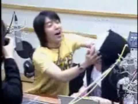 Donghae loves touching Hyukjaes face ♥