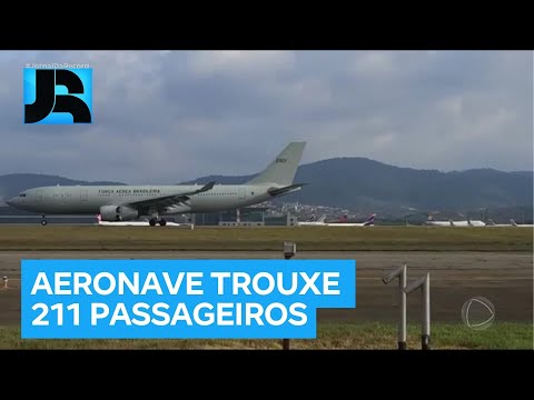 Brasil recebe quarto avião com brasileiros e familiares resgatados no Líbano neste sábado (12)