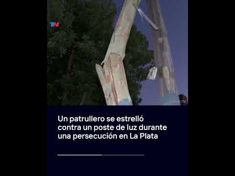 Un patrullero se estrelló contra un poste de luz durante una persecución en La Plata I #Shorts