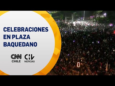 Masiva celebración en Plaza Baquedano tras resultados del plebiscito constituyente
