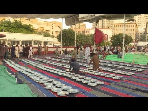 Muslims in Pakistan gather to break their fast on first day of Ramadan