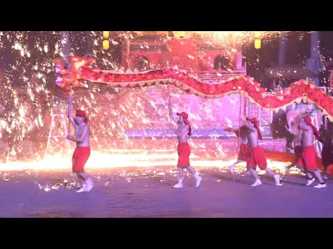 A Pékin, la danse du dragon du feu marque le Nouvel An chinois | AFP Images