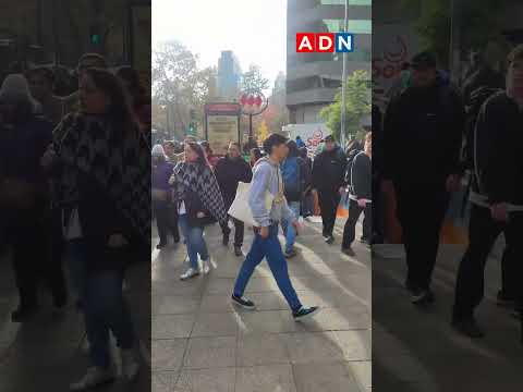 Aglomeraciones se registran en paraderos de buses tras falla en el Metro de Santiago