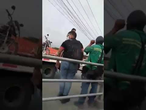 Mototaxistas bajan unidades de grúa en el sector de la Zona Franca en Barranquilla