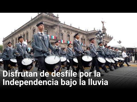 Disfrutan de desfile por la Independencia bajo la lluvia