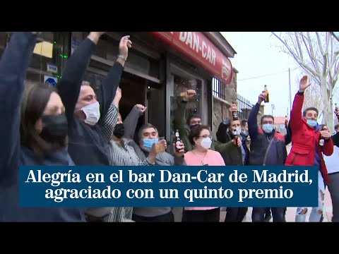 Alegría en el bar Dan-Car de Madrid, agraciado con un quinto premio