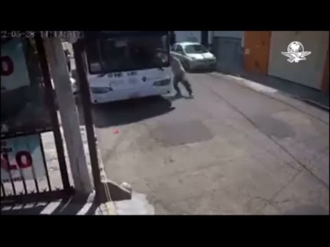 Peatones intentan detener un autobús sin frenos