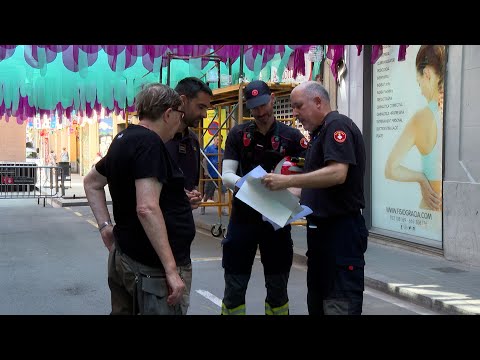 Bomberos revisan que las calles de las fiestas de Gràcia sean seguras