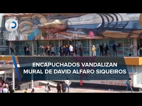 Encapuchados pintan mural de David Alfaro Siqueiros en Rectoría de la UNAM