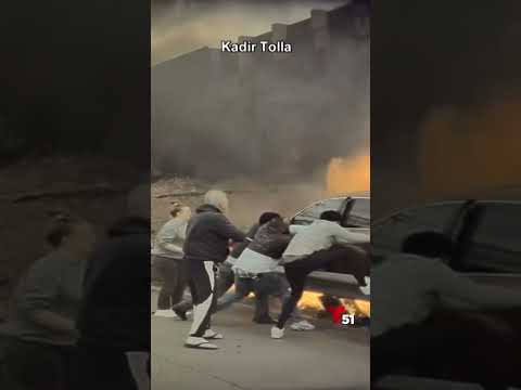 Rescatan persona de un auto en llamas
