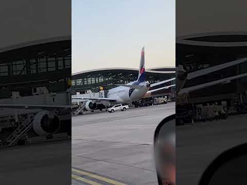 Testigo capta robo frustrado en aeropuerto: Dos personas murieron