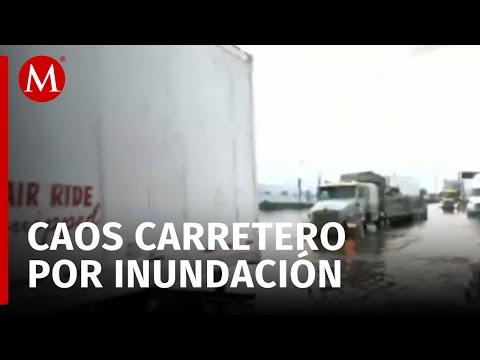 Transportistas varados por inundaciones en el circuito exterior mexiquense