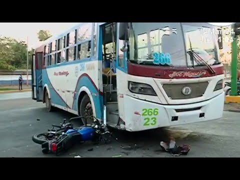 Motociclista con graves lesiones tras chocar contra un bus de transporte público