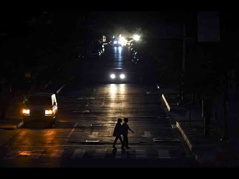 Aunque no haya luz, igualito la cobran”: VENEZUELA sin esperanzas… ni electricidad