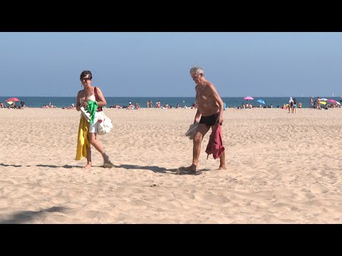 Los turistas que visitan Valencia acuden a la playa por las altas temperaturas