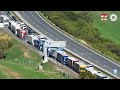 Wyprzedzali kolumn�, korzystaj�c z korytarza �ycia