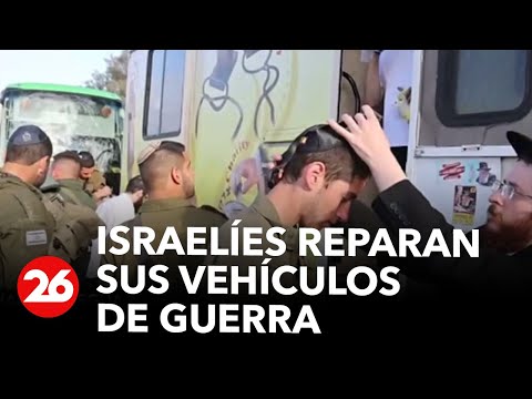 Soldados israelíes revisan y reparan sus vehículos de guerra