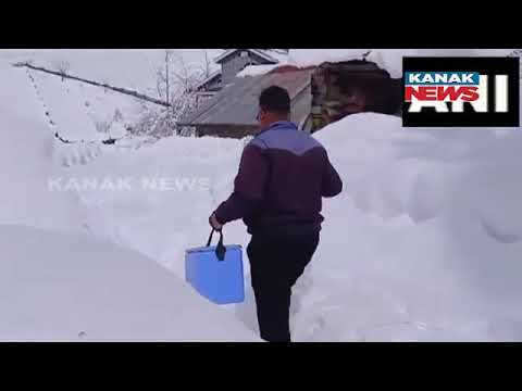 Health Workers Brave Heavy Snowfall Administer Door-To-Door Polio Vaccines In J&K