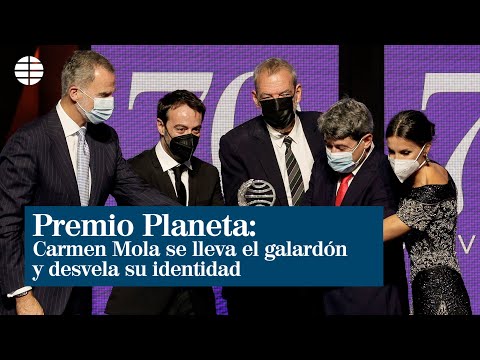 Carmen Mola recibe el Premio Planeta y desvela su identidad