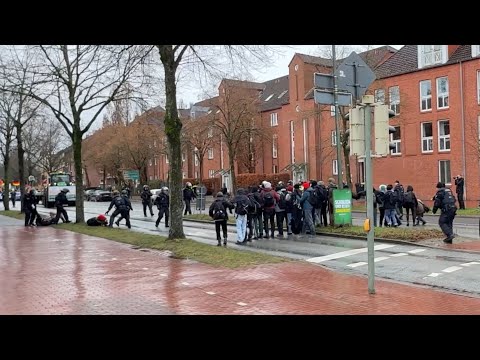 25.1.25 12:57 - NMS Demo-Blockade-Aktion Demonstration Neumünster