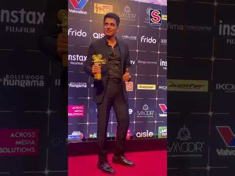 National Hero Sonu Sood Receives The Honour Of Humanitarian Of The Year Award | Bollywood Hero |N18S