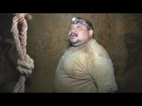 Mineros en El Salvador: Un oficio que persiste entre migajas de oro