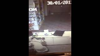 فيديو يوثق شاب يسطو على صيدلية ليلاً في الخرج