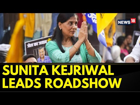 Sunita Kejriwal Roared During The Road Show In South Delhi | English News | News18 | AAP News