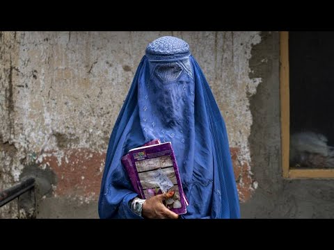 Talibãs dispersam manifestação de mulheres com recurso a tiros