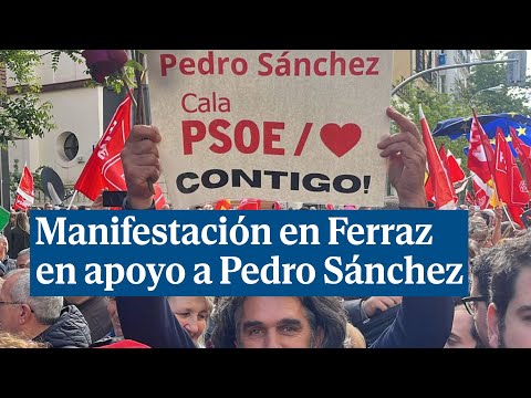 Multitudinaria manifestación en la sede del PSOE en apoyo a Pedro Sánchez: Estamos contigo