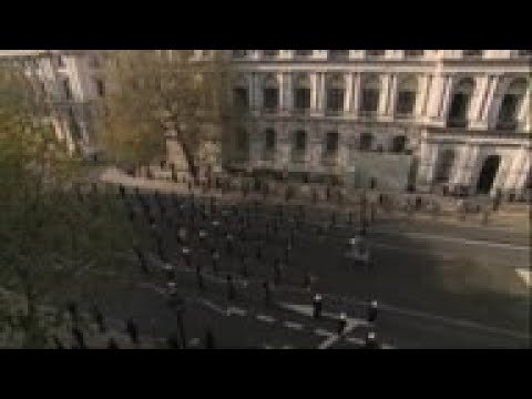 Queen, UK PM, remember Britain's war dead