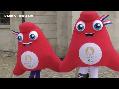 Mascottes Phryges des Jeux Olympiques de Paris aux Invalides - Tournée des drapeaux le 24 avril 2024
