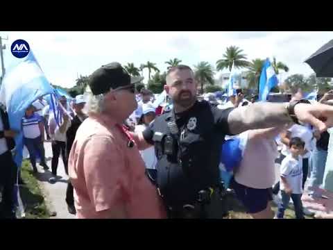 Hombre americano pro dictadura sandinista arremete contra opositores en marcha de abril de Miami