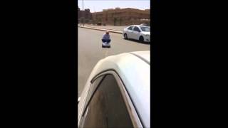 فيديو:شاب يشغل الطريق ويعرض حياته للخطر حتى أوقفته الدورية