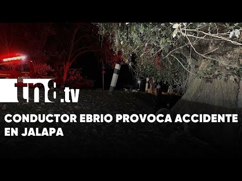 Conductor ebrio provoca accidente en Jalapa: Motociclista pierde control e impacta con un árbol