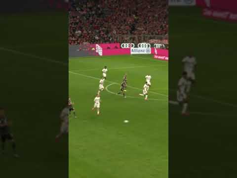 ¡LA PARÓ DE PECHO Y CLAVÓ UN GOLAZO TOP! Pavlovic y una obra de arte ante el Leverkusen | #Shorts