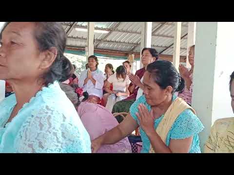 บรรยากาศคนมาทำบุญใส่บาตรที่ศาล