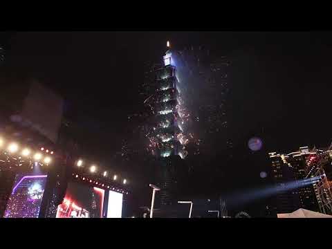 Fuegos artificiales iluminan Taiwán en Año Nuevo