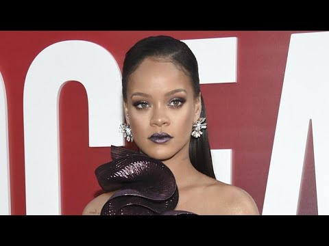Rihanna se destapa y presenta a su hijo en la portada de British Vogue