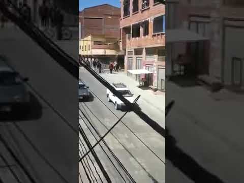 Policias tratan de errar carnicería en El Alto y los vecinos los hacen escapar