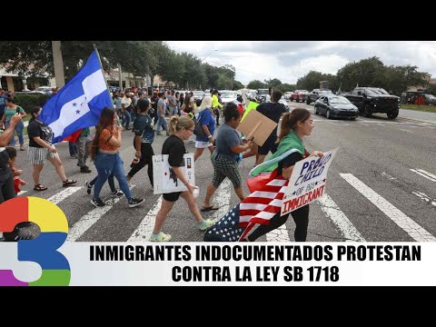Inmigrantes indocumentados protestan contra la ley SB 1718