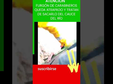 ?FURGÓN DE #CARABINEROS NO LOGRA CRUZAR EL CAUSE PARA IR EN AYUDA Y TRATAN DE SACARLO ?