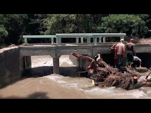 Laboran en la recuperación de puentes de fábricas afectados por las intensas en Niquero, Granma