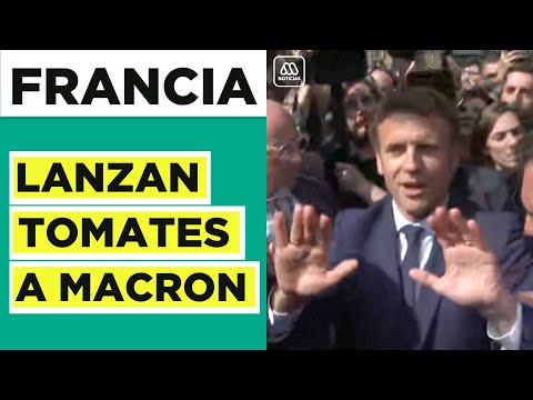 Registran momento en que lanzan tomates contra Emmanuel Macron
